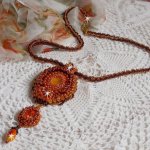 La collana con ciondolo Lady in Orange è ricamata con cristalli Swarovski, perline Miyuki e perline magiche.